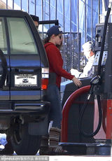 组图：暮光女红色休闲装踩彩色雪地靴自驾出行