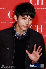 组图：少时TIFFANY高俊熙等红装热情站台