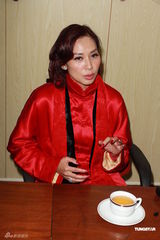 组图：邝美云带两爱犬访老人院 派披肩叉烧送温暖