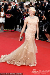 组图：娜奥米-瓦茨戛纳走秀 裸色纱裙妩媚动人