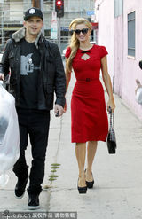 组图：希尔顿携小男友逛街 紧身红裙曲线毕露