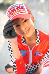 组图：颖儿变身赛车女郎 露蛮腰秀性感 