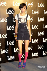 幻灯组图：阮经天郑元畅携手亮相牛仔品牌发布会