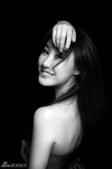 组图：演员刘璐珈黑白写真 阳光清新尽展甜美