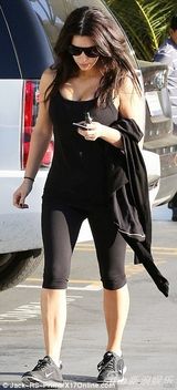 组图：卡戴珊外出锻炼 双峰呼之欲出大秀事业线