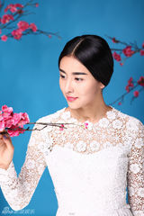 组图：新版阿珂贾青写真诠释清纯美感