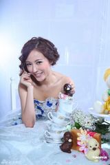 组图：刘心悠花仙子造型拍广告显高贵优雅