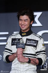 组图：陈柏霖代言变身赛车手 不弃表演望跨足幕后