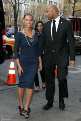 高清组图：碧昂斯蓝裙现身纽约 和老公外出就餐