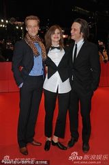 《除了我们还有谁》首映 女星Lena与两男星勾肩搭背