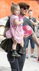 组图：小贝带爱女荡秋千疯玩 小七粉裙皮靴混搭