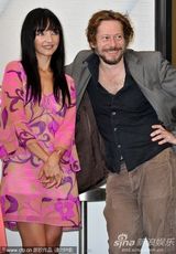 组图：《梅子鸡之味》记者会 女演员豪放转裙露底裤