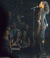 组图：蕾哈娜黑色蕾丝裙献唱 雨点如钻石湿身性感