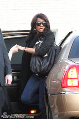 组图：惠特尼-休斯顿家人哀悼 其母现身需人搀扶