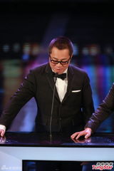 组图：杜汶泽彭浩翔为最佳新演员颁奖台上逗乐