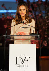 高清图：辣妈杰西卡-阿尔芭亮相颁奖礼妩媚动人