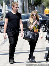 艾薇儿试婚纱疑婚期将近 与未婚夫采购钻戒(图)