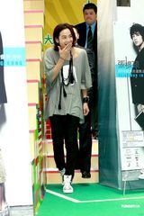 幻灯图：张根锡香港会影迷 中性露肩衫显魅惑