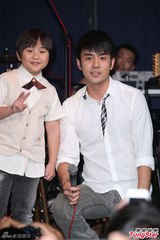 组图：刘子千庆功演唱会 小小彬抱病力挺