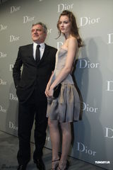 组图：章子怡红裙喜庆气场胜倪妮 李嘉欣深V抢镜