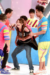 高清组图：众星为无线游戏节目《奖门人》进行录像