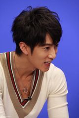 高清组图：吴尊做客新浪花絮照 阳光美男表情百变