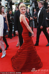 幻灯图集：《人与神》首映 艾曼纽-贝阿捧场