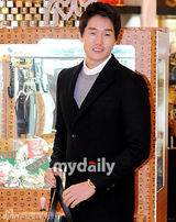 组图：韩国演员刘志泰出席首尔慈善公益活动
