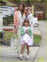 组图：阿尔芭全家赴复活节派对 囧娃调皮露底