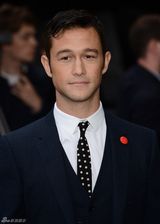 组图：玛丽昂黄抹胸妩媚现身《蝙蝠侠》首映