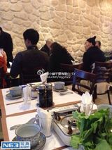 组图：周迅与男友巴黎吃火锅 捏脸互动有爱