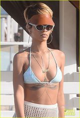 组图：蕾哈娜比基尼度假大秀八字奶翘臀傲人