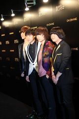 组图：尚雯婕携果味VC看秀 手绘隐形上衣获赞