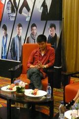 幻灯图集：田亮红衬衣帅气亮相 戴钻戒大秀恩爱