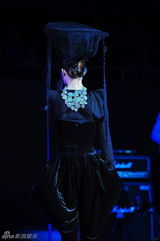 幻灯图集：尚雯婕夸张彩妆震上海 冷经典翻唱3小时