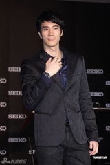 组图：王力宏力拼周杰伦 直言拿金曲有信心