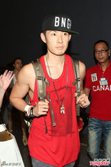 组图：吴建豪返台证实婚讯 否认奉子成婚