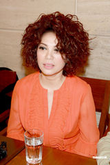 组图：蔡琴红馆开唱着低胸装 性感装扮突破以往