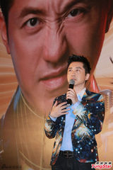 组图：庾澄庆花西装亮相北京 不改顽童本色