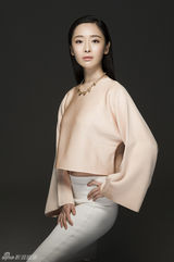 组图：李曼时尚写真大片展甜美笑颜