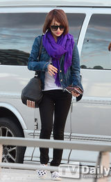 组图：Kara成员姜智英Nicole赴日将开唱