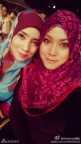 茜拉与家人私照曝光 长发美女爱卖萌