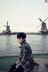 组图：李宇春新年写真发布 俏皮鬼马春式魅力