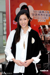 幻灯图：钟嘉欣黑白装扮亮相活动 神采奕奕个性足