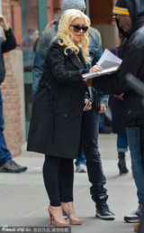 组图：擦妈踩高跟挺肚老公护驾 亲和为粉丝签名