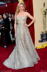 高清图：奥斯卡红毯 卡梅隆-迪亚兹金裙映衬小金人