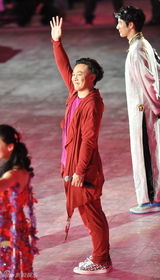 组图：众艺人水立方开唱 李宇春镂空皮衣抢眼