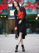 组图：范文芳换潮帽时尚街拍率性洒脱