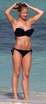 组图：超模阿特金森海边宽衣 黑色比基尼秀美胸