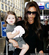 组图：维多利亚携子女现身 七公主险被镜头吓哭